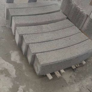 娄底芝麻白弧形路牙石