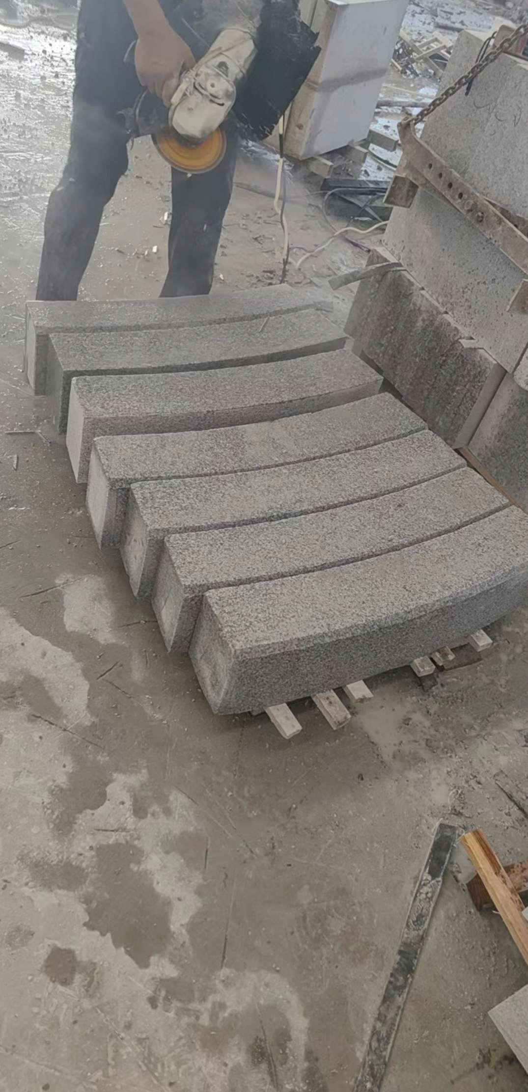 娄底芝麻白弧形路牙石